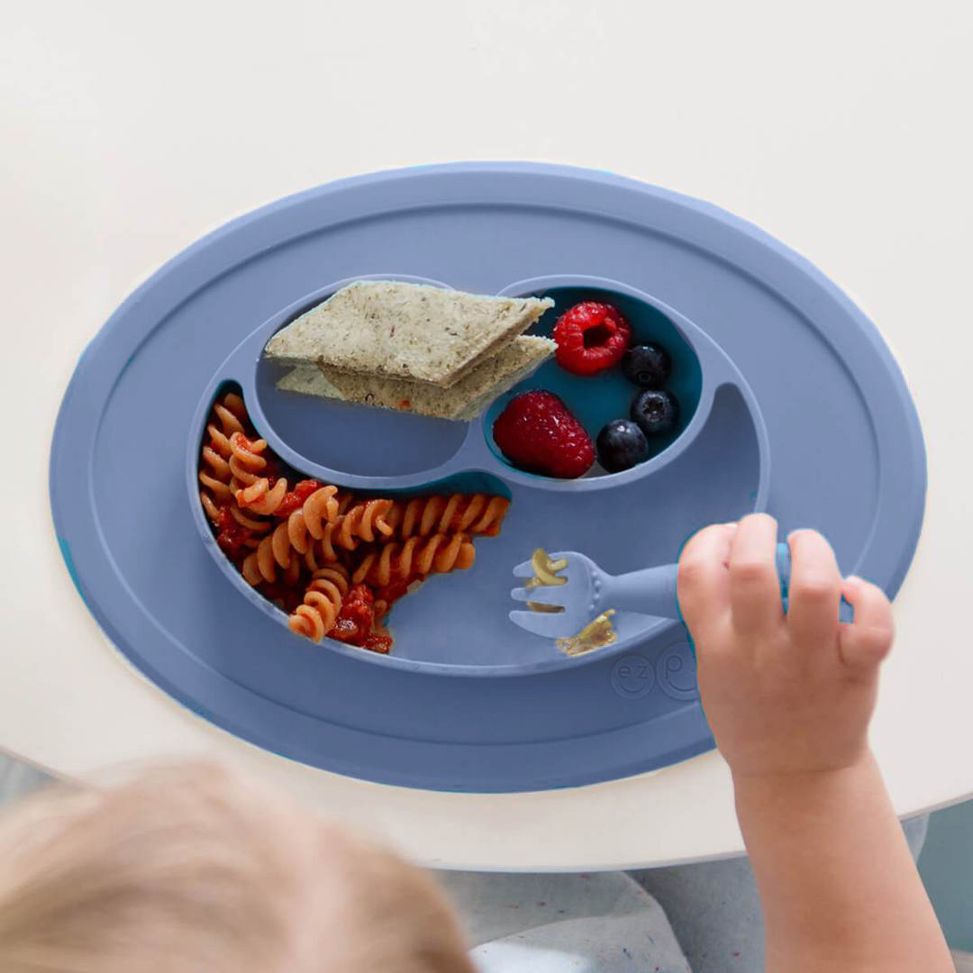 EZPZ - Plato De Silicona Tenedor + Cuchara Mini Feeding Set Indigo - Imagen 3